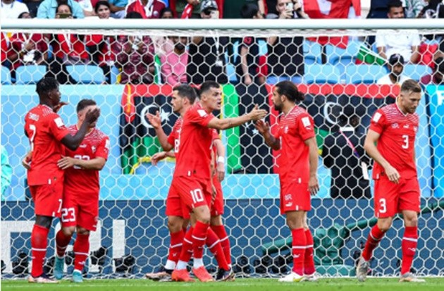 Xhaka mất bình tĩnh với đồng đội - Bóng Đá