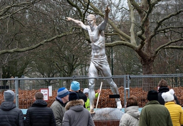 Vandals cut the nose off Zlatan Ibrahimovic statue outside boyhood side Malmo after he bought stake in rival club Hammarby - Bóng Đá