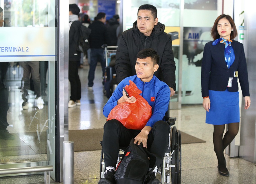 Sao tuyển Việt Nam nén đau, ngồi xe lăn khi về nước - Bóng Đá