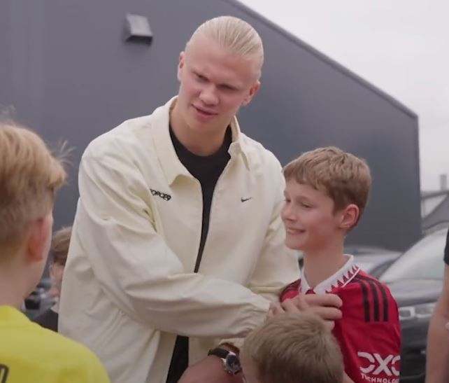 Phản ứng hài hước của Haaland khi chụp hình với CĐV Man United - Bóng Đá