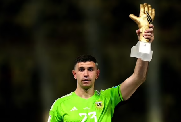 Emiliano Martinez 'is ready to quit Aston Villa THIS summer - Bóng Đá