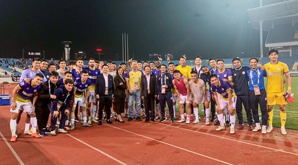 Hà Nội nhận thưởng sau trận thắng Urawa Red - Bóng Đá