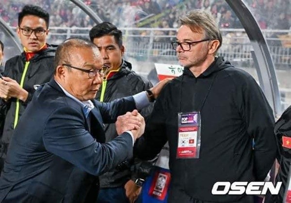 Thầy Park động viên HLV Troussier - Bóng Đá