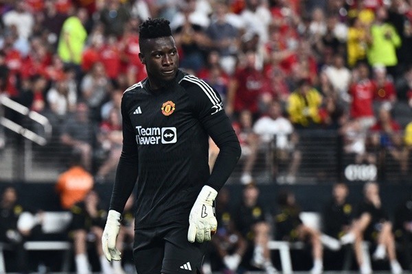 Carragher châm chọc Onana - Bóng Đá