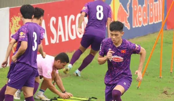 Đình Bắc tập luyện ở U23 - Bóng Đá