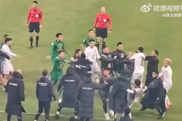 Cầu thủ Thái Lan và Trung Quốc ẩu đả - Bóng Đá