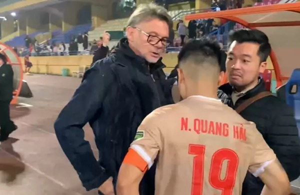 HLV Troussier cản trở Quang Hải - Bóng Đá