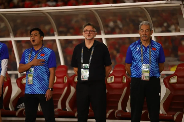 Dàn trợ lý HLV Troussier rời đi - Bóng Đá