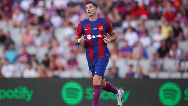 Lewy than phiền về chiến thuật của Xavi - Bóng Đá