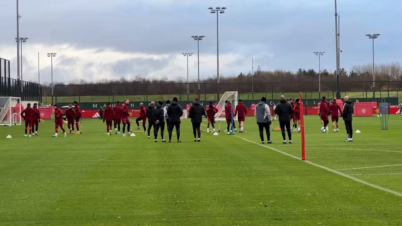Martial & Rashford vắng mặt; 3 cú hích xuất hiện trên sân tập Man Utd - Bóng Đá
