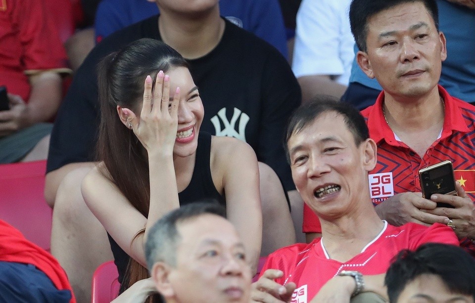 Bạn gái Văn Lâm bẽn lẽn cổ vũ tuyển Việt Nam - Bóng Đá