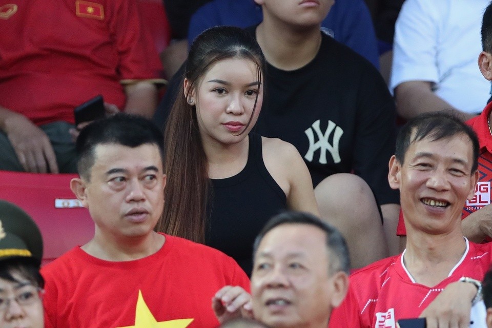 Bạn gái Văn Lâm bẽn lẽn cổ vũ tuyển Việt Nam - Bóng Đá