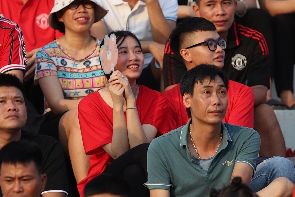 Bạn gái Văn Lâm bẽn lẽn cổ vũ tuyển Việt Nam - Bóng Đá