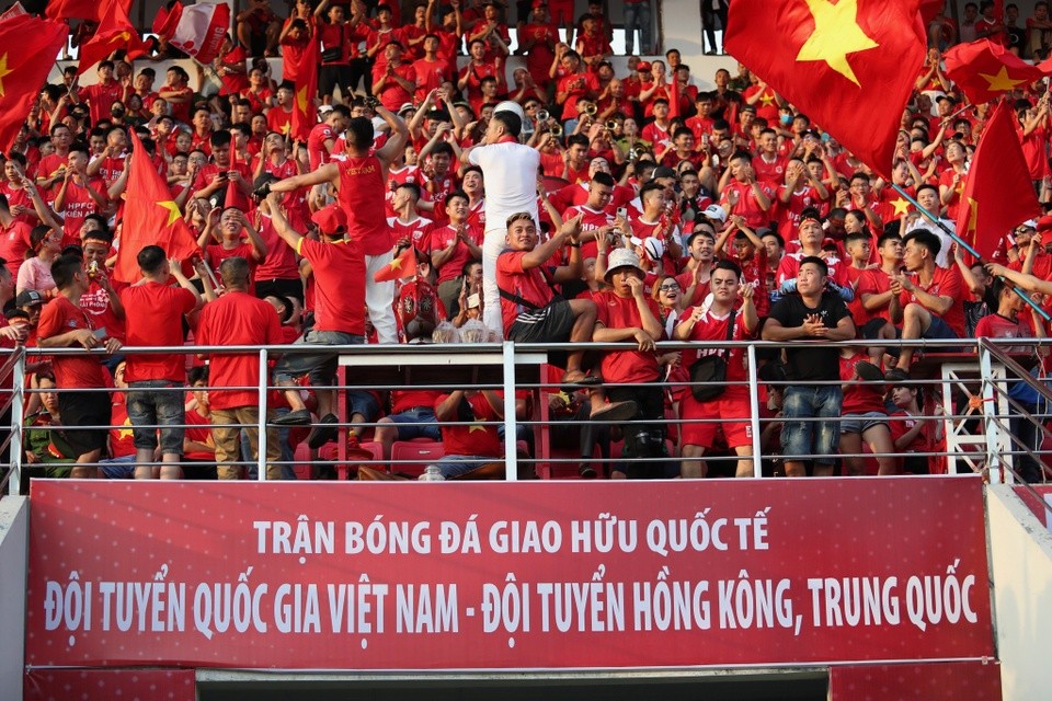 Bạn gái Văn Lâm bẽn lẽn cổ vũ tuyển Việt Nam - Bóng Đá