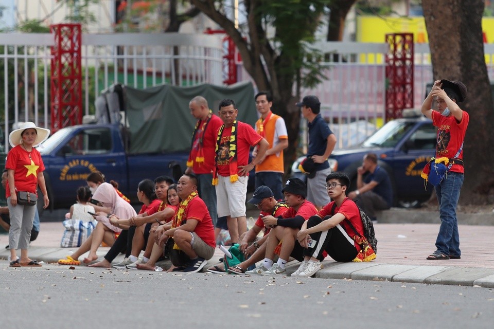 Bạn gái Văn Lâm bẽn lẽn cổ vũ tuyển Việt Nam - Bóng Đá