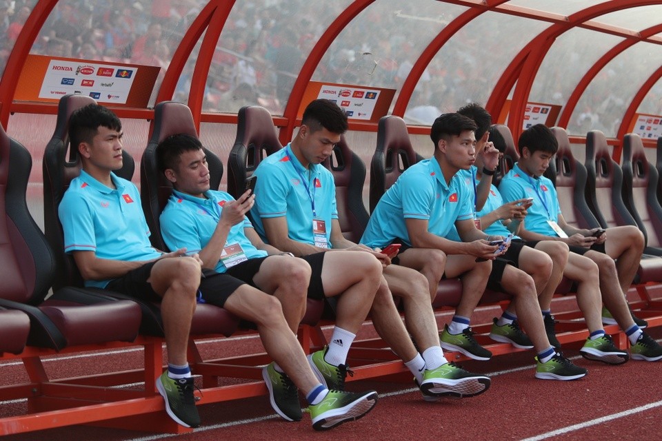 Bạn gái Văn Lâm bẽn lẽn cổ vũ tuyển Việt Nam - Bóng Đá