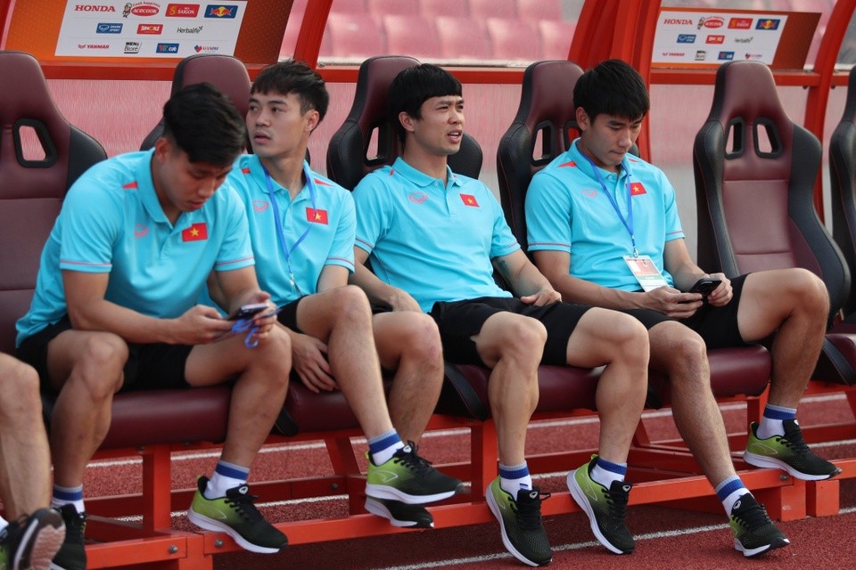 Bạn gái Văn Lâm bẽn lẽn cổ vũ tuyển Việt Nam - Bóng Đá