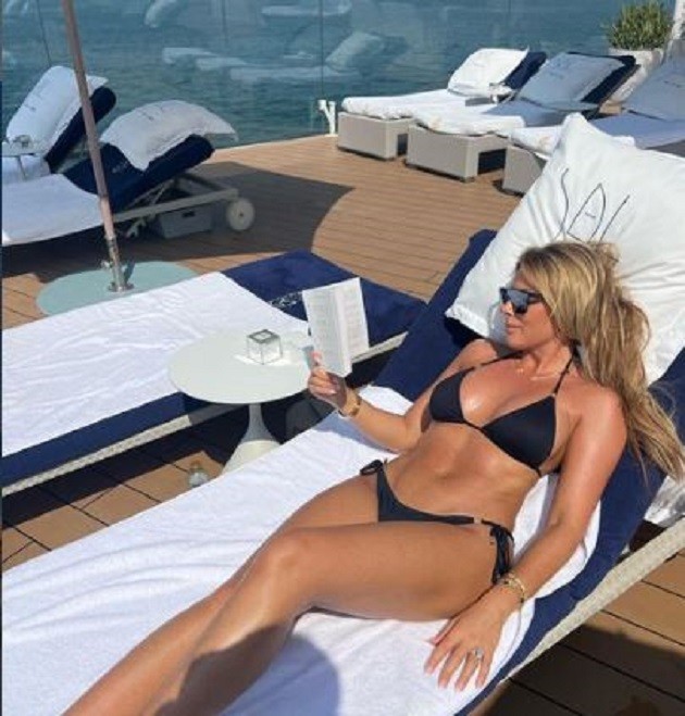 TERRY'S GOAL-DEN John Terry’s wife Toni flashes washboard abs in blush-coloured bikini as she snogs the former England ace - Bóng Đá