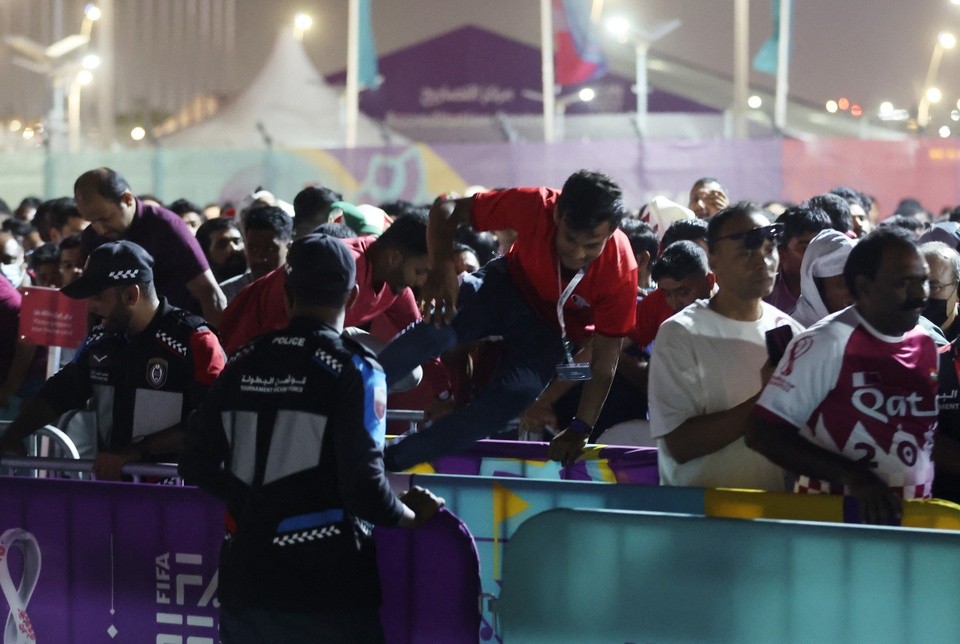 Cảnh sát Qatar máu lạnh, nguy cơ tái hiện thảm kịch giẫm đạp - Bóng Đá