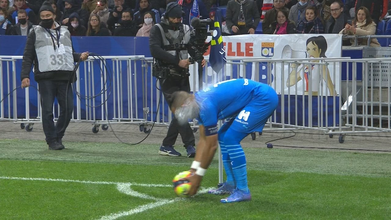 Bạo loạn lại nổ ra ở Ligue 1, Payet bị CĐV ném chai vào đầu - Bóng Đá