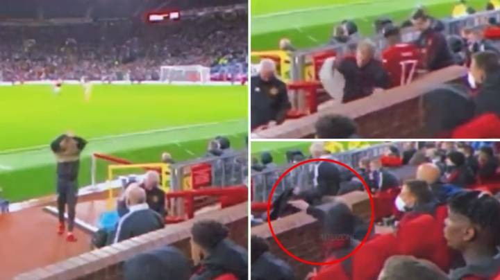 Không chỉ ném bã kẹo, Van de Beek còn vứt áo đầy tức giận - Bóng Đá
