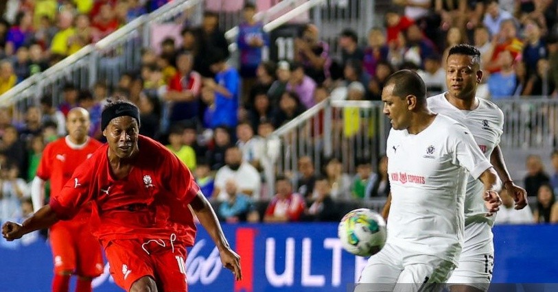 Ronaldinho đối đầu đội của Chủ tịch FIFA, phô diễn skill kinh điển - Bóng Đá