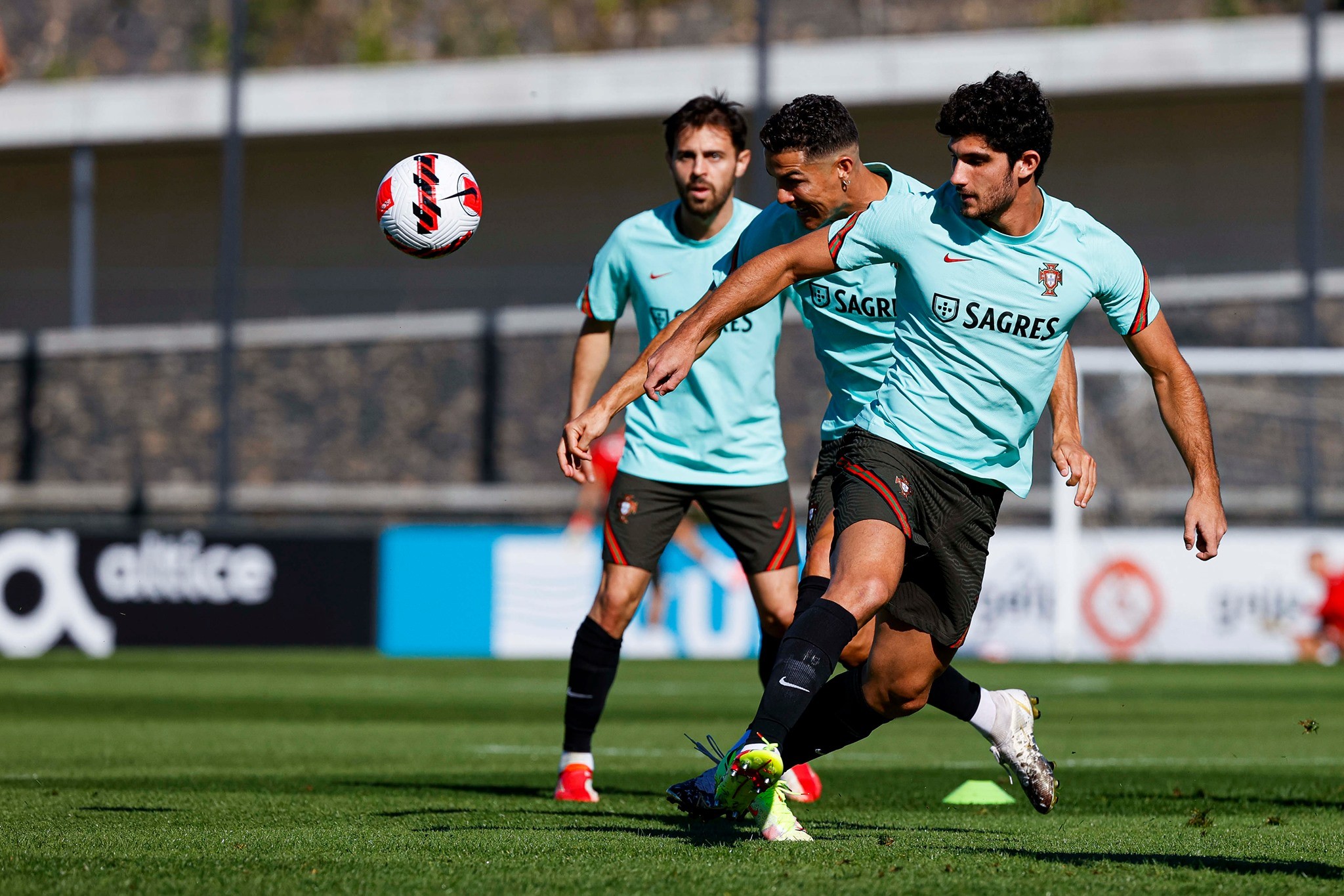 Ronaldo và Fernandes so tài trên sân tập Bồ Đào Nha - Bóng Đá