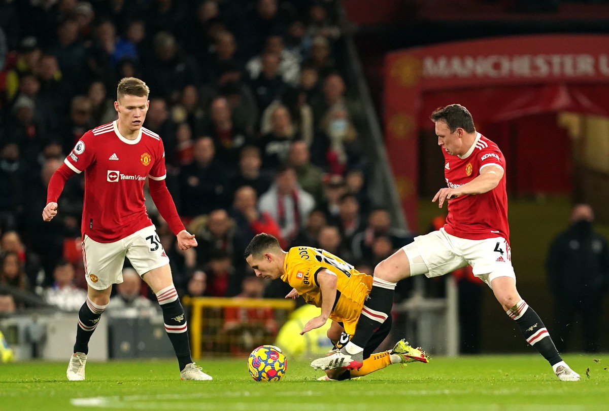 Danny Mills has claimed it is “bizarre and incredible” Phil Jones is still a Man United player. - Bóng Đá