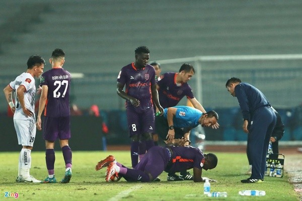 Tiến Linh ngán ngẩm với Rimario - Bóng Đá