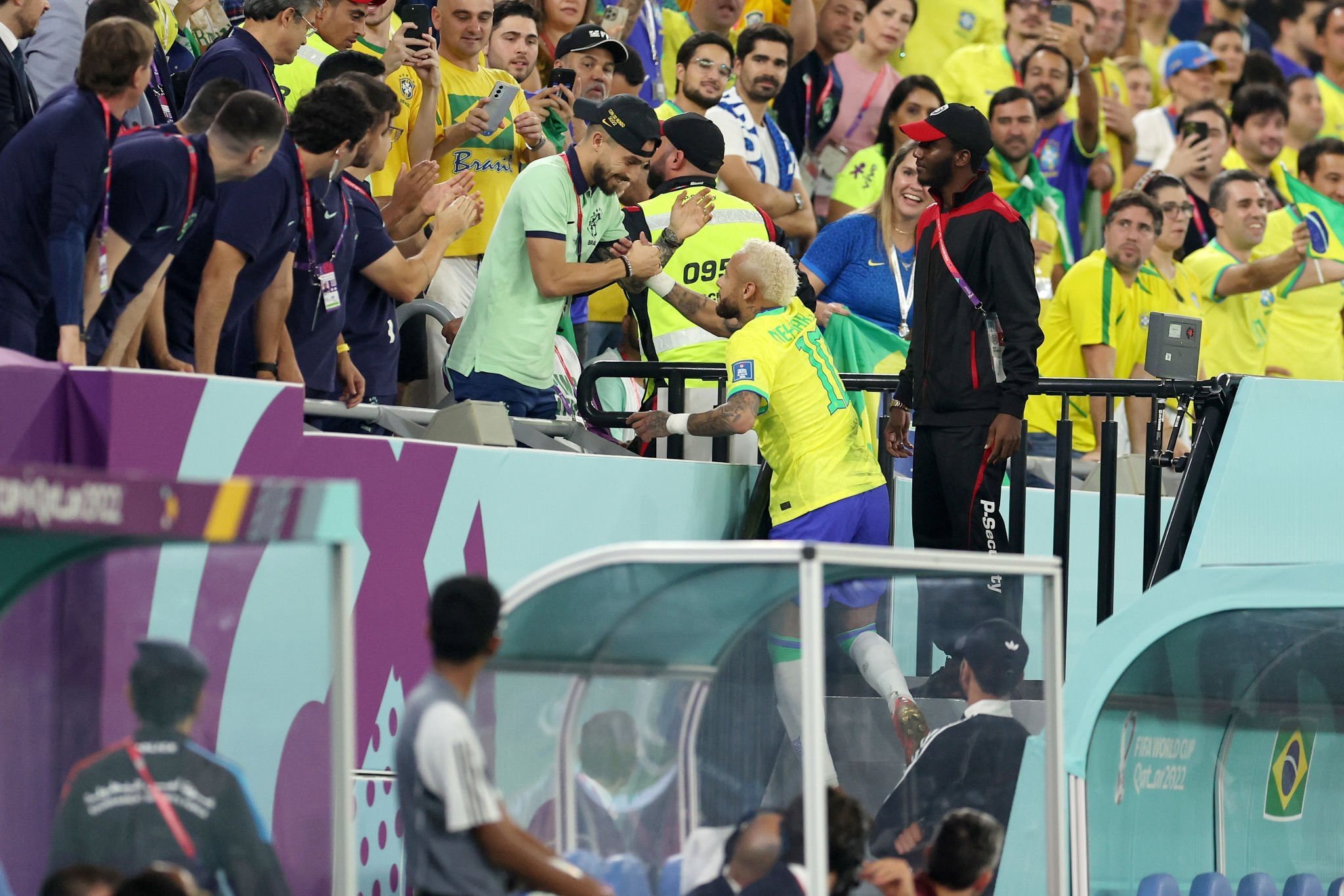 Neymar ran straight into Alex Telles after goal - Bóng Đá