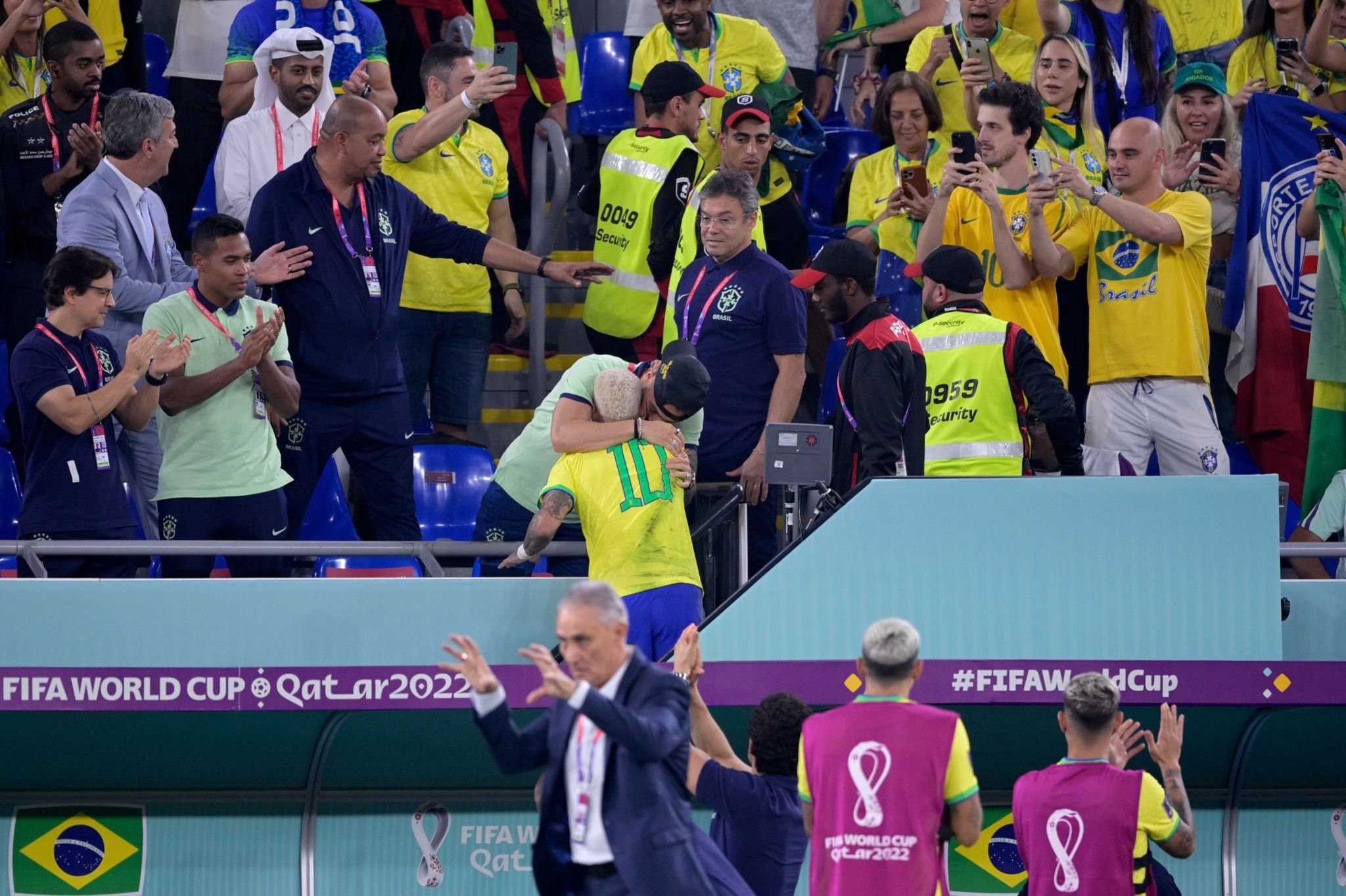Neymar ran straight into Alex Telles after goal - Bóng Đá