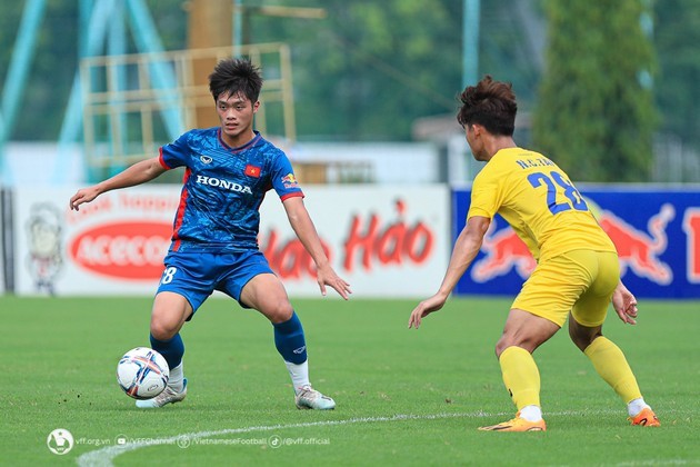 Nhân tố Việt kiều nói điều bất ngờ về V-League; CĐV ĐNÁ tri ân Thùy Trang - Bóng Đá