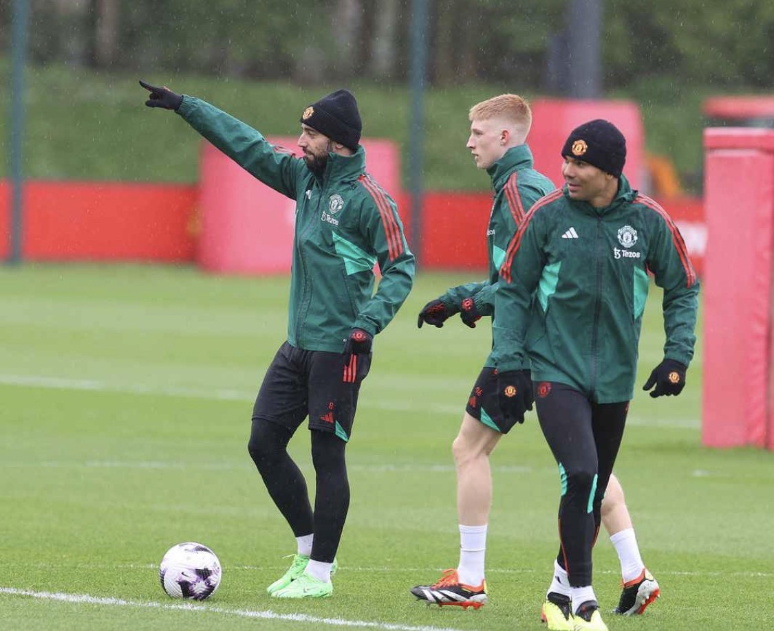 Cái tên lạ hoắc xuất hiện; Mainoo gây chú ý trên sân tập M.U - Bóng Đá