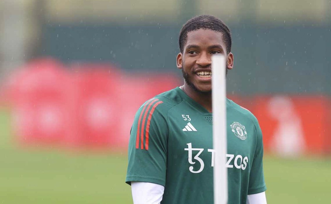 Cái tên lạ hoắc xuất hiện; Mainoo gây chú ý trên sân tập M.U - Bóng Đá