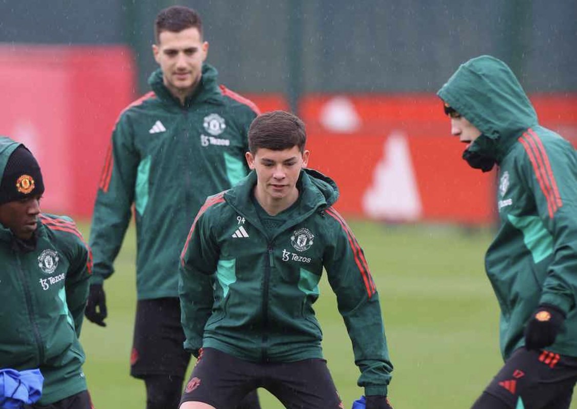 Cái tên lạ hoắc xuất hiện; Mainoo gây chú ý trên sân tập M.U - Bóng Đá