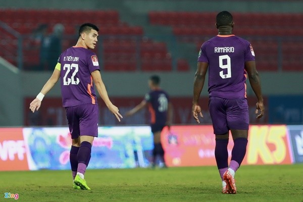 Tiến Linh ngán ngẩm với Rimario - Bóng Đá