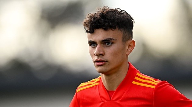 Ryan Giggs' son Zach, 16, signs for Premier League side after Man Utd deal expires - Bóng Đá