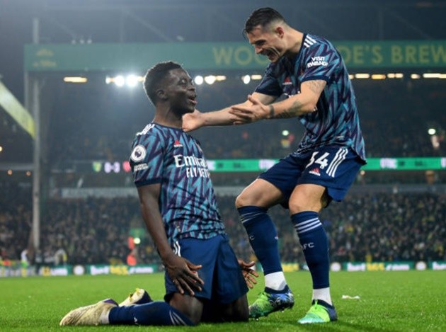 xhaka sút saka + đỡ bóng bằng lưng - Bóng Đá