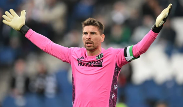 Liverpool eye former Man Utd and Leicester goalkeeper Ron-Robert Zieler - Bóng Đá