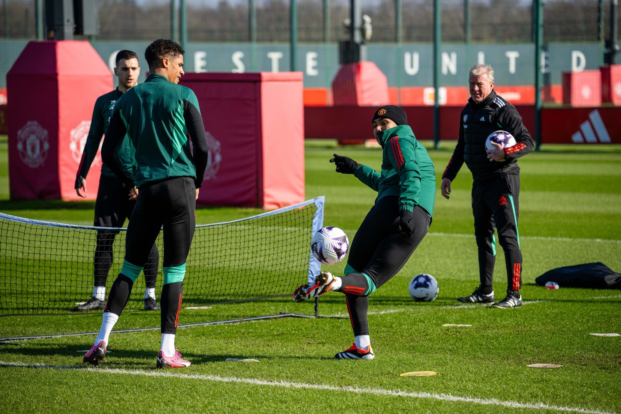 Buổi tập của Man Utd tràn ngập tiếng cười với trò chơi lạ - Bóng Đá