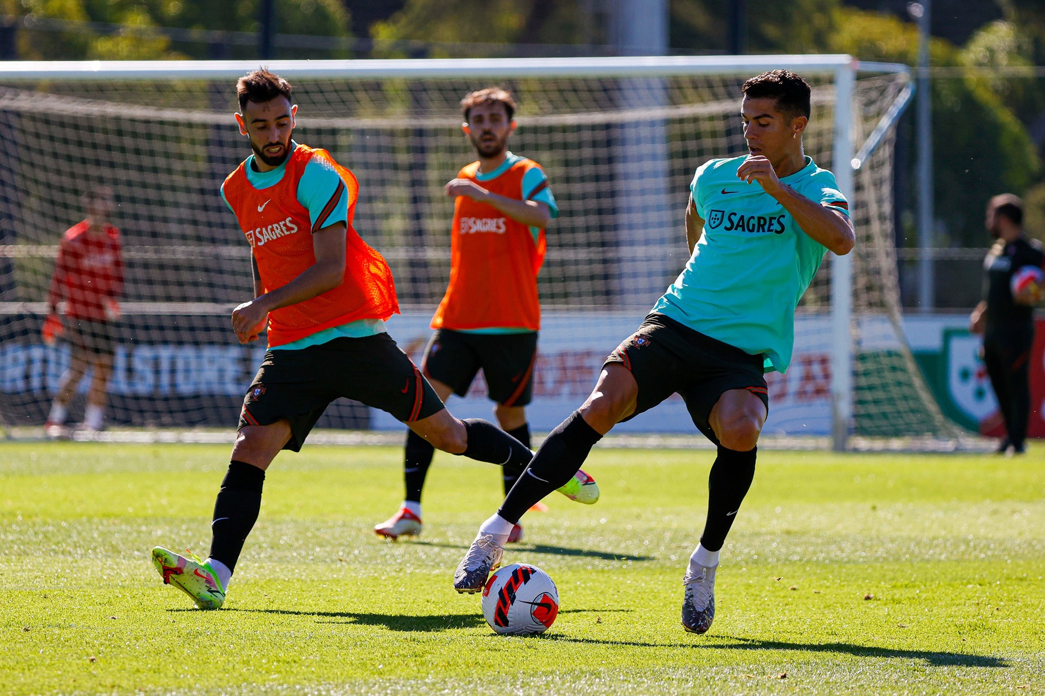 Ronaldo và Fernandes so tài trên sân tập Bồ Đào Nha - Bóng Đá