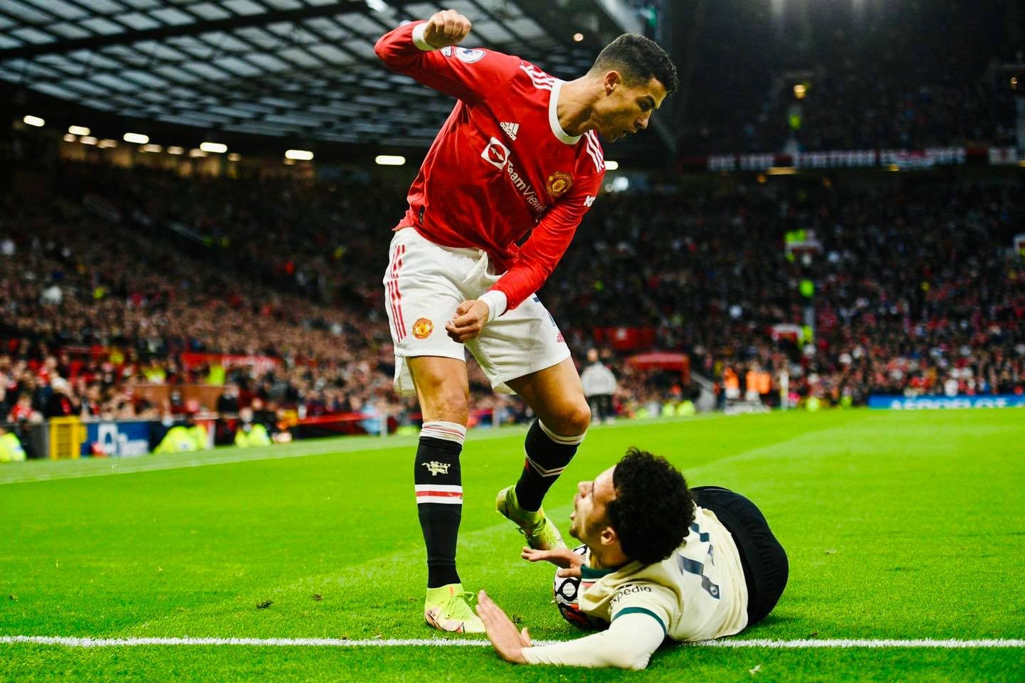 Sir Alex ngao ngán trên khán đài, Ronaldo nổi điên gây sốc dưới sân - Bóng Đá