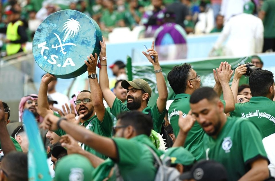 CĐV Saudi Arabia vỡ òa sau trận thắng Argentina - Bóng Đá