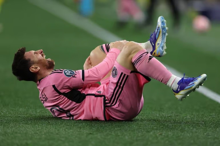 Thót tim với pha vào bóng triệt hạ Messi - Bóng Đá