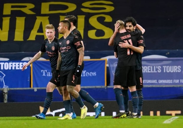 Mahrez quá khôn ngoan, trung vệ Everton không thể diễn hài - Bóng Đá