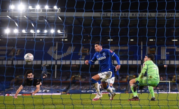 Mahrez quá khôn ngoan, trung vệ Everton không thể diễn hài - Bóng Đá