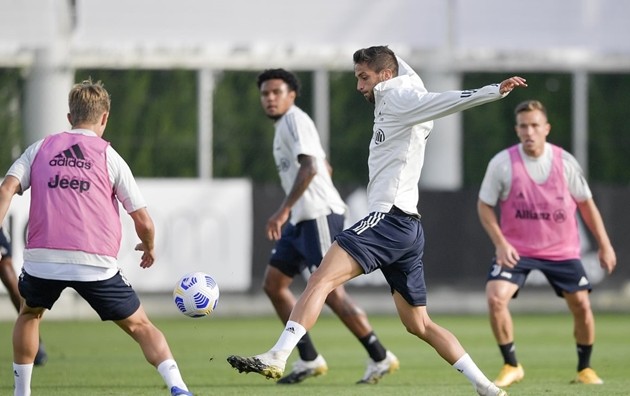 Ronaldo để lộ phụ kiện mới trên sân tập của Juventus - Bóng Đá