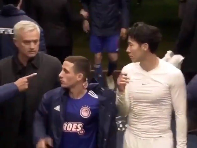 Jose Mourinho Awkwardly Left Son Heung-Min Hanging After Tottenham’s Champions League Comeback - không bắt tay - Bóng Đá