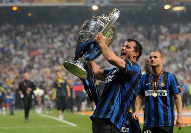 CHOÁNG! Nhận thẻ đỏ, huyền thoại Inter vẫn trực tiếp chỉ đạo các học trò - Bóng Đá