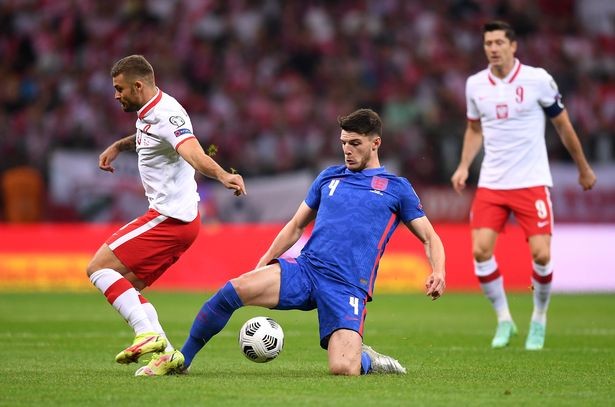Declan Rice đã được so sánh với tất cả những cầu thủ ưu tú, từ N’Golo Kante đến Franz Beckenbauer. - Bóng Đá